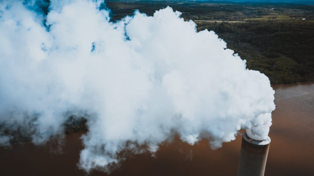 vapor from stone tower above woods and river in factory

DELITOS CONTRA LOS RECURSOS NATURALES Y EL MEDIO AMBIENTE  (Artículos 328 y 329)