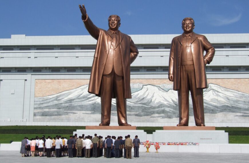 EL CULTO A LA PERSONALIDAD EN EL SOCIALISMO